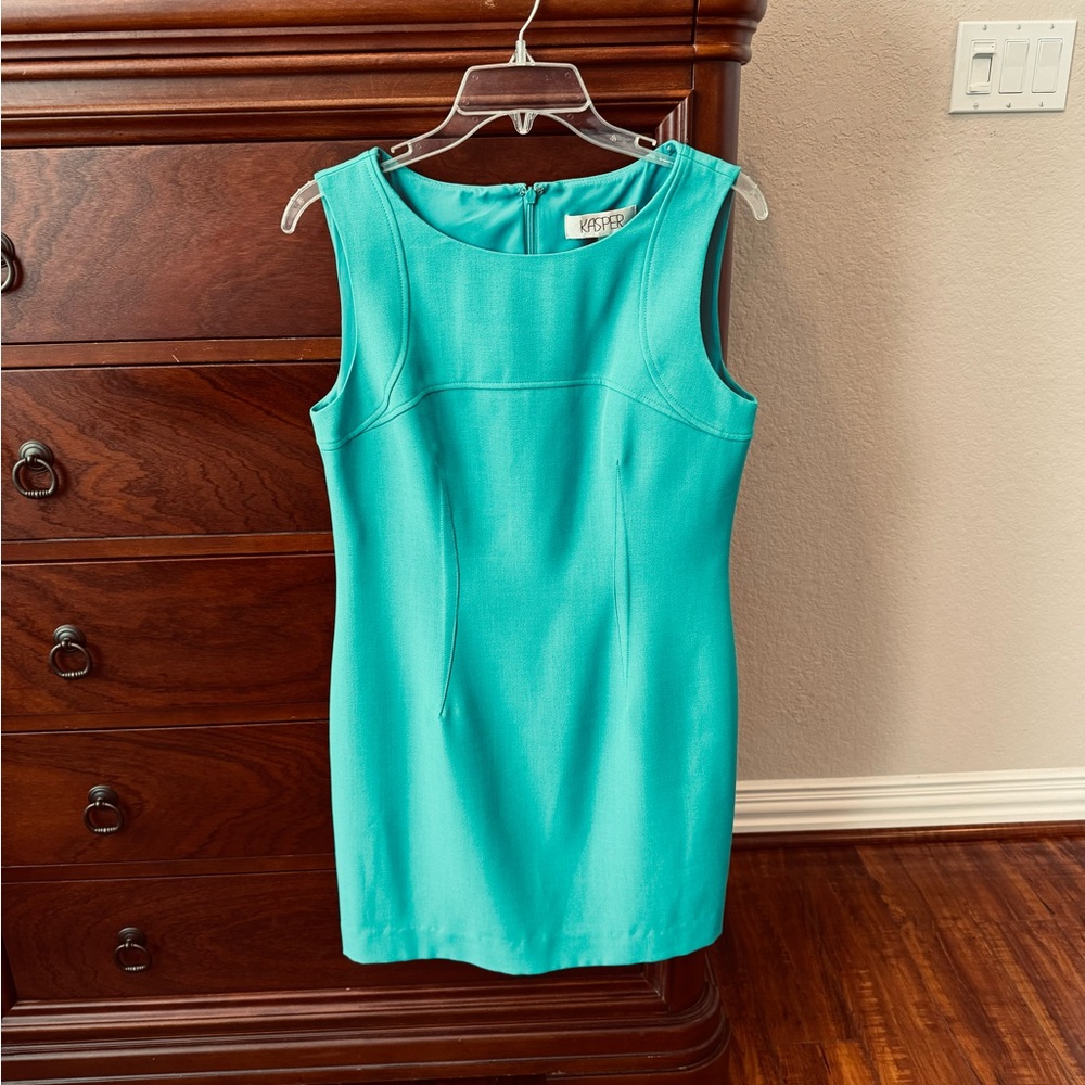 Kasper sleeveless, green shift dress with attractive seam detailing.  Si…